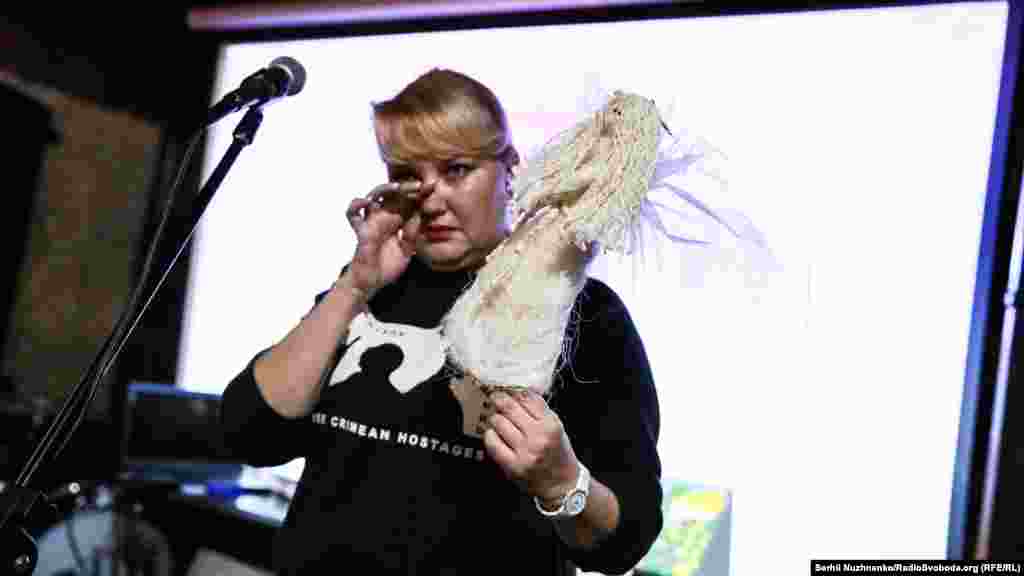 Ольга Афанасьєва презентує лот «Ангел», зроблений сестрою Олександра Кольченка Наталією