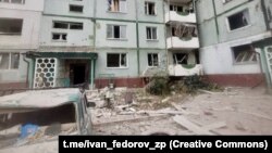 За даними місцевої влади, є пряме влучання в п’ятиповерхівку – під’їзд повністю зруйновано. Фото архівне