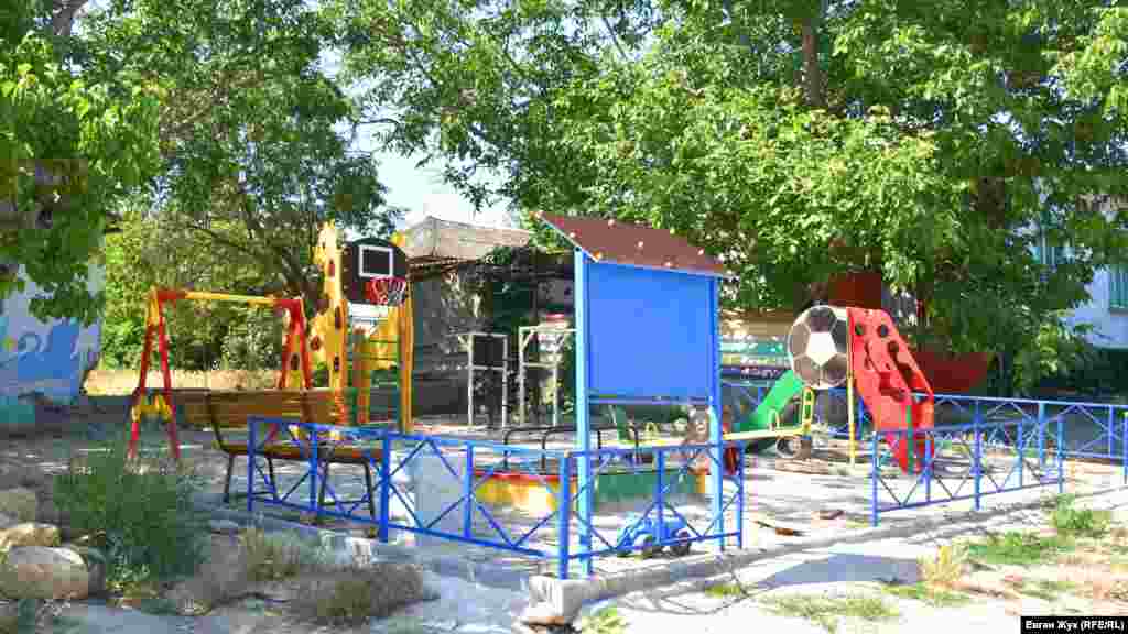 У центрі села – дитячий майданчик