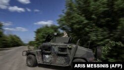 Українські військовослужбовці рухаються на передову на блокпосту, 23 травня 2022 року