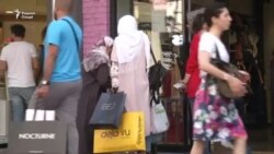 Беқурбшавии лира сайёҳонро ба дуконҳои Туркия раҳсипор кард Беқурбшавии лира сайёҳонро ба дуконҳои Туркия раҳсипор кард