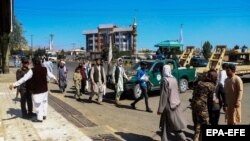 طالبانو د لویې جرګې له تالار سره په شاوخوا سیمه کې امنیتي اقدامات کړي او خلک تالاشي کوي - د جون ۳۰مې انځور. 