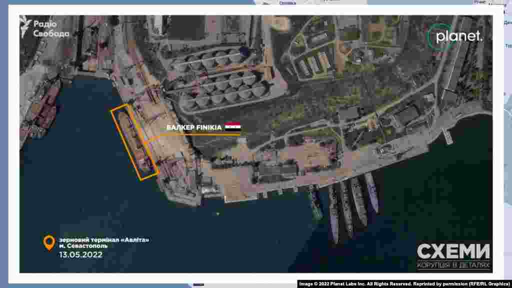 13 травня біля «Авліти» помічений сирійський балкер Finikia.