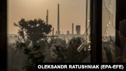 Вид на Сєвєродонецький Азот у червні 2022 року. Невдовзі місто було захоплене російськими військами та стало їхнім тилом, й уже рік сєвєродончани живуть без зв'язку та серед руїн