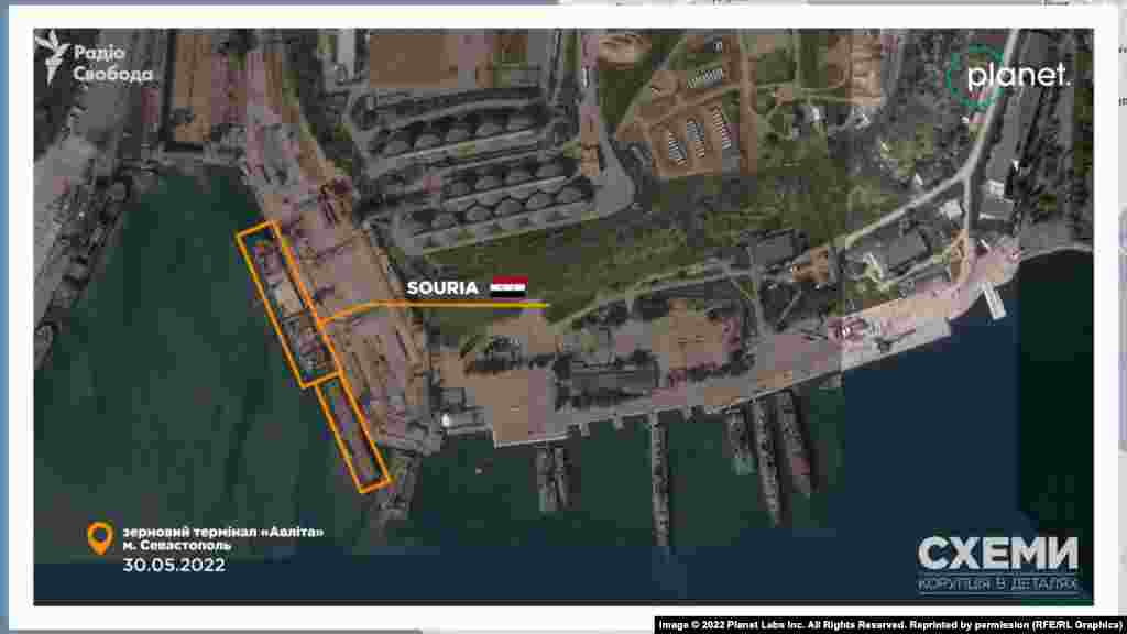 Наступного дня, 30 травня, біля нього стає ще одно невелике судно класу ріка-море, на яке завантажують зерно. 