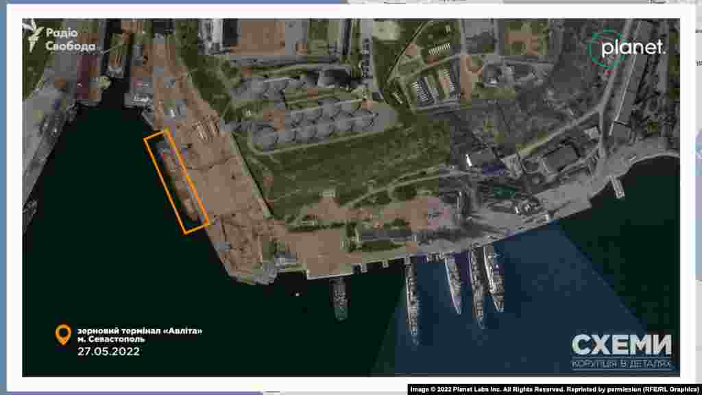 27 травня супутник фіксує біля «Авліти» невелике судно для насипних вантажів. 