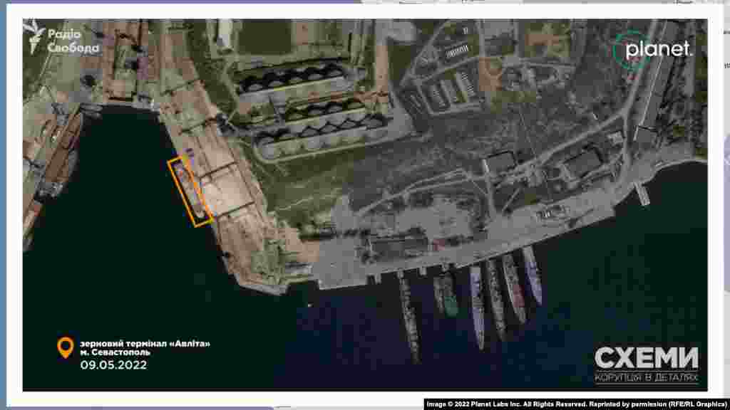 За тиждень, 9 травня, до причалу зернового терміналу пристав порівняно невеликий суховантаж. Його назву поки встановити не вдалось.   