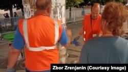 Radnici komunalnih službi uklanjaju plakate sa pozivom na bojkot Dana piva, uoči početka festivala (ustupljena fotgrafija Zbora Zrenjanina)