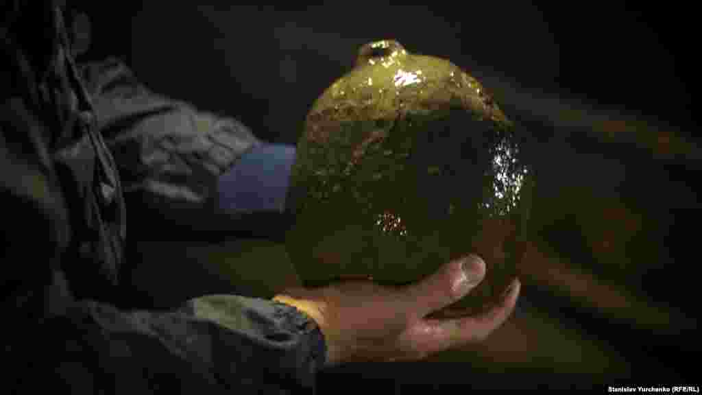 У товщі мулу часом можна знайти найбільш незвичайні речі. За словами екскурсовода, цей предмет – ні що інше, як артилерійське ядро позаминулого століття.