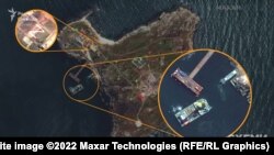 Супутниковий знімок Maxar острова Зміїний, 12 травня 2022 року