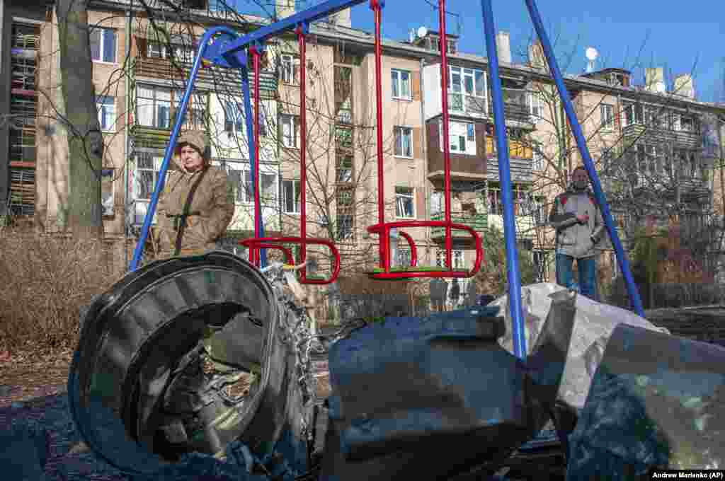 На улице Харькова после российского обстрела 