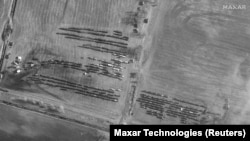 Супутникові знімки, зроблені 25 лютого 2022 року, демонструють розгортання сухопутних сил на північний схід від Хойників, Білорусь, поблизу кордону з Україною