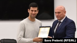 Novak Đokovići i Marko Carević, predsjednik opština Budva, prilikom proglašavanja tenisera za počasnog građanina 28. januara 2022.