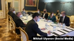 نشست طرف‌های برجام بدون حضور آمریکا برای آنچه که نماینده روسیه «تمرین دسته‌جمعی» تهیه پیش‌نویس برجام خوانده است.