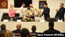 Teniseru Novaku Đokoviću, u prisustvu njegovih roditelja Dijane (prva s lijeva) i otac Srđan (prvi s desna), uručena povelja počasnog građanina Budve kao i posebna ikona, 28. januar 2022.