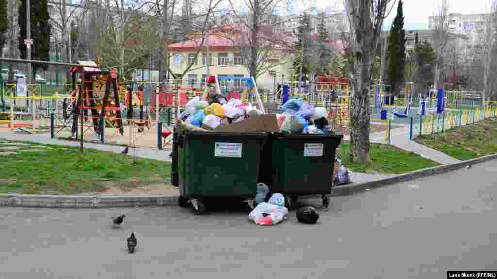 У дворі цього ж будинку біля дитячого та спортивного майданчиків – переповнені контейнери для сміття