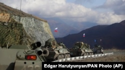 Российские военные машины движутся по дороге в направлении сепаратистского региона Нагорный Карабах, 13 ноября 2020 года