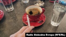 Затворена летна тераса во кафуле во центарот на Скопје