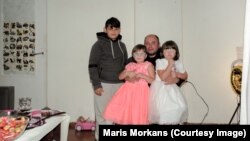 Зараз сім'я Межевой живе у Латвії. Вони чекають на бабусю, яку окупанти теж примусово евакуювали до РФ