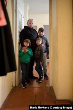 Євген Межевой з дітьми