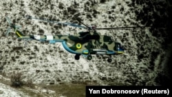 Украинский военный вертолет вблизи Бахмута. Донецкая область Украины, 26 января 2023 года
