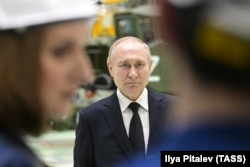 Володимир Путін (у центрі) під час спілкування ыз робітниками АТ Північно-західний регіональний центр концерну ВКО "Алмаз-Антей"