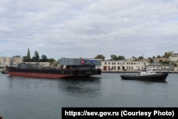 Транспортировка после спуска на воду понтона плавкрана «Севастополь», октябрь 2019 года
