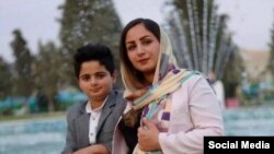 ماهمنیر مولاییراد و فرزندش کیان پیرفلک است؛ کودک ۹ سالهای که با شلیک مستقیم نیروهای حکومتی کشته شد
