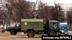 Российская военная санитарная машина около городской больницы Мозыря, Беларусь, 28 февраля 2022 года