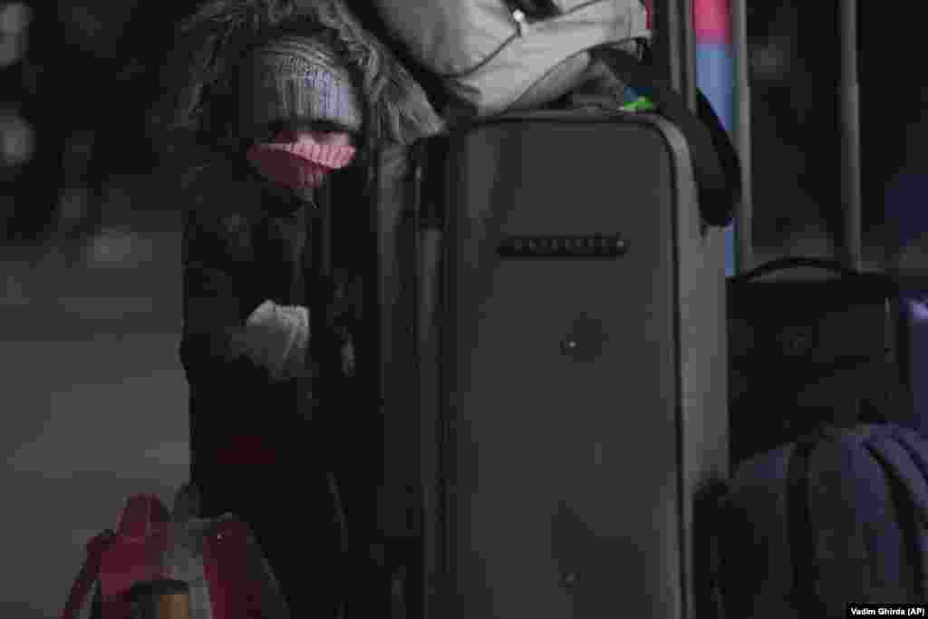 На платформе у поезда, который отправляется из Киева во Львов, 28 февраля 