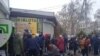 Черга до банкомату в Генічеську. Херсонщина