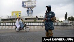 د طالبانو یو سرتېری په کندهار کې د پهرې پر مهال - پخوانی انځور.