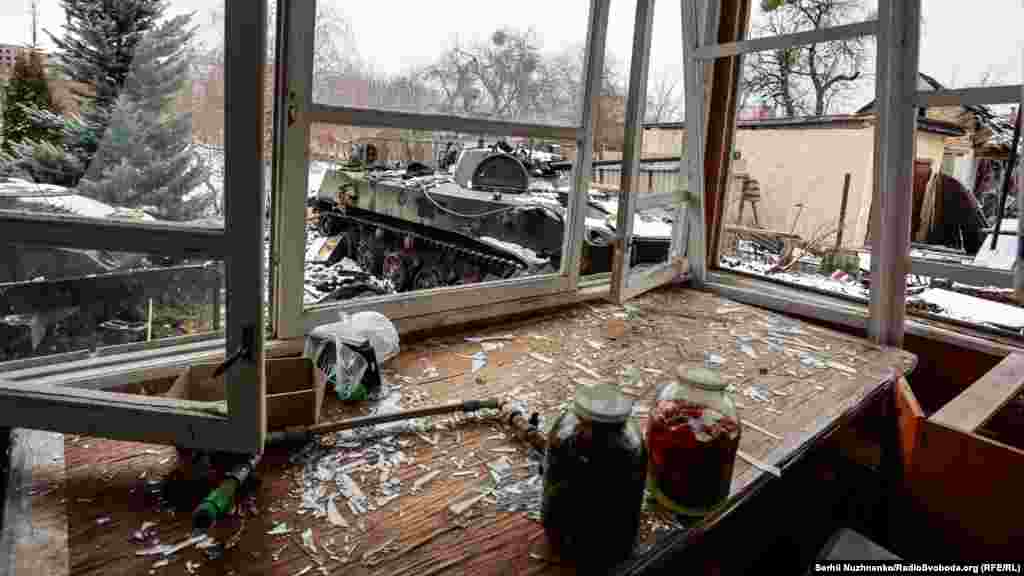 Местный житель Владимир: «Мы снова в подвал, потому что через окна их наблюдали. Потом слышим какое-то движение, разговоры, там начался бой где-то выше, и слышим какие-то крики: уже ранен. Они заходят к нам во двор, заезжает бронированная машина, выбили окно – мы внизу все это слышим. Через окно вошли в дом. Побывали там, раненный тоже был с ними. А когда начался уже конкретный обстрел их, они бегут». Город Буча, Киевская область, 1 марта 2022 года