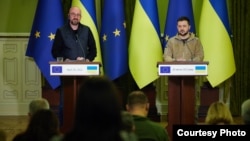 Голова Європейської Ради Шарль Мішель (ліворуч) на пресконференції з президентом України Володимиром Зеленським 20 квітня