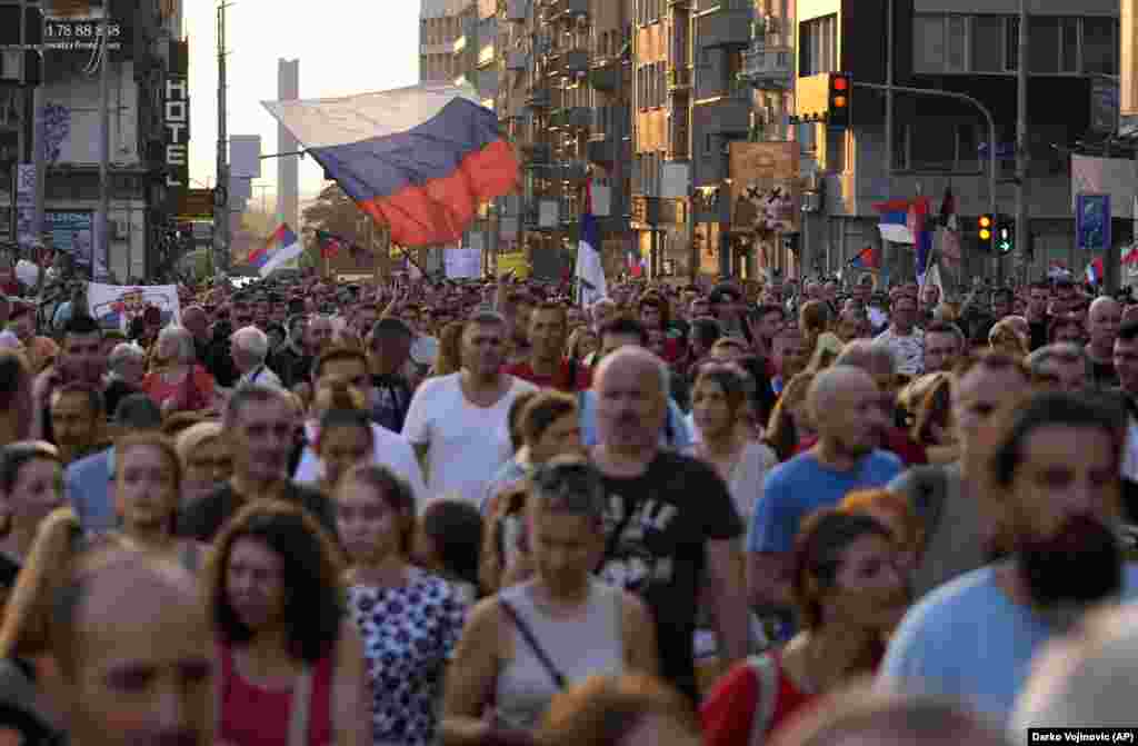 Un steag rusesc este fluturat în timpul protestului. Vucici a declarat că guvernul a fost supus unor presiuni intense din partea grupurilor de dreapta și a reprezentanților Bisericii Ortodoxe Sârbe pentru a anula evenimentul. El a permis posibilitatea ca evenimentul să aibă loc la o dată ulterioară.