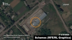 Пошкоджений ангар для зберігання сільгосппродукції у Пісках-Радьківських