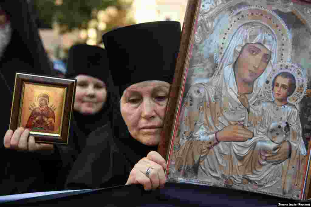 Episcopul ortodox sârb Nikanor a salutat decizia autorităților de a anula „profanarea țării noastre, a bisericii noastre și a familiei noastre”. Aproape 85 la sută dintre sârbi se identifică drept creștini ortodocși.