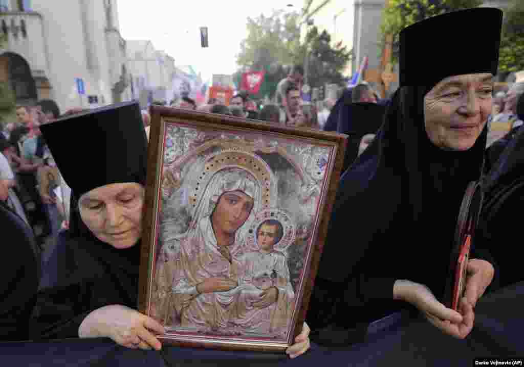 Mii de creștini ortodocși, purtând cruci, icoane religioase și bannere, au cântat și s-au rugat în fața bisericii Sfântul Sava din Belgrad, la 28 august, pentru a protesta împotriva unui eveniment LGBT.