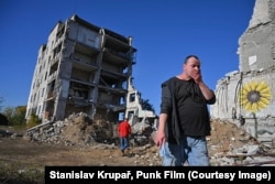 Нікола на тлі будинку, зруйнованого КАБом