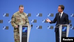 Глава НАТО Марк Рютте (праворуч) проводить спільну пресконференцію з генералом США Алексусом Гринкевичем, верховним головнокомандувачем сил НАТО в Європі