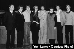 Зоряна Гриценко (по центру, в окулярах) та Володимир Гайдук (другий праворуч) на зустручі із жертвою радянської каральної психіатрії, українським правозахисником Віктором Боровським (по центру в піджаку). Монреаль, 1979 рік. Фото Юрія Лугового