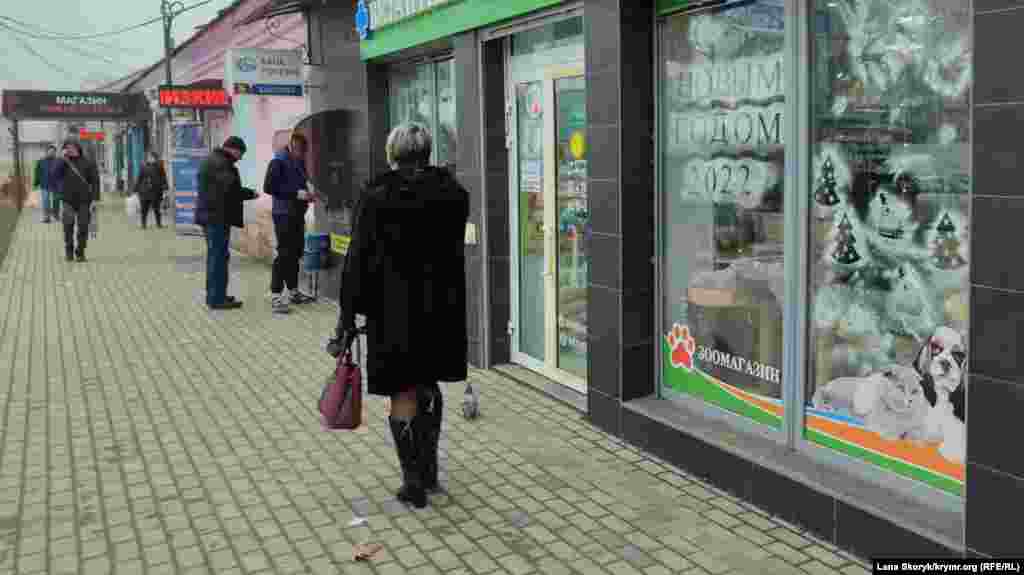 Вітрина магазину прикрашена новорічним вітанням і малюнками  