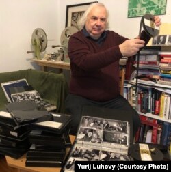 Юрій Луговий тримає у руках плівку, на яку записаний один із виступів українських дисидентів. Поруч з ним десятки подібних касет та фотоальбом його власних світлин, відзнятих під час зустрічей із українськими політв’язнями