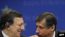 Ян Фишер (справа) и Жозе Мануэль Баррозу