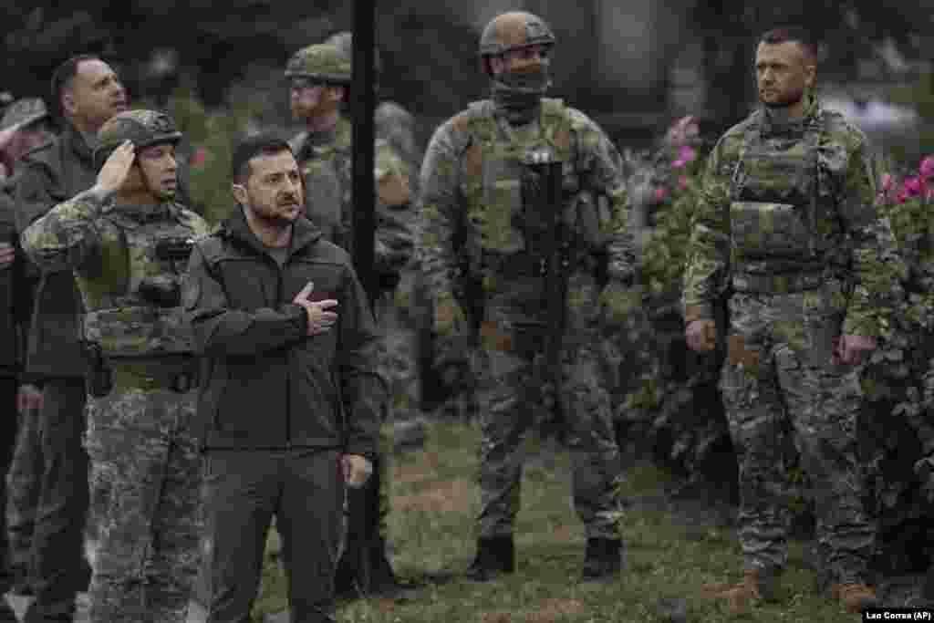 Президент України Володимир Зеленський на церемонії підняття державного прапора над звільненим Ізюмом. 14 вересня він прибув до міста із неанонсованим візитом, щоб зустрітися із українськими військовими і подякувати їм за деокупацію української території. Президент вшанував пам’ять загиблих воїнів. «Раніше, коли ми дивилися вгору, завжди шукали синє небо. Сьогодні, коли дивимося вгору, шукаємо тільки одне – прапор України. Наш синьо-жовтий уже майорить у деокупованому Ізюмі. І так буде в кожному українському місті й селі. Рухаємося лише в одному напрямку – вперед і до перемоги», – наголосив Зеленський  