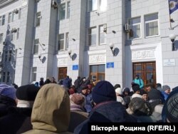 Місцеві мешканці Бердянська щодня займають чергу для консультації з «новою самопроголошеною владою міста». Березень 2022 року