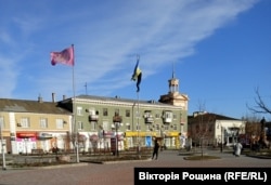 Біля міської ради Бердянська невідомі молодики у чорних балаклавах розірвали прапор України. Березень 2022 року