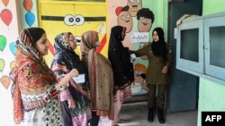 په پنجاب کې یوشمېر ښځې د صوبايي اسمبلۍ څوکیو لپاره د ووټ اچولو په موخه په قطار کې ولاړې دي - د ۲۰۲۲ز کال د جولای ۱۷مې انځور. 