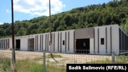 U nekadašnjoj Zemljoradničkoj zadruzi u mestu Kravica kod Srebrenice, ubijeno je 1.313 Bošnjaka u julu 1995.godine. Među njima je bilo i maloletnih osoba.