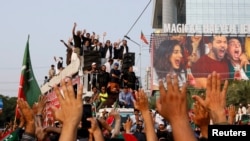 د تحریک انصاف ګوند مشر عمران خان د اکتوبر پر ۲۸مه له لاهوره لاریون پیل کړ.